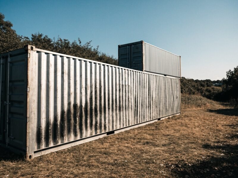 Contêineres disponíveis para aluguel na lbcontainer.com.br em canteiro de obras