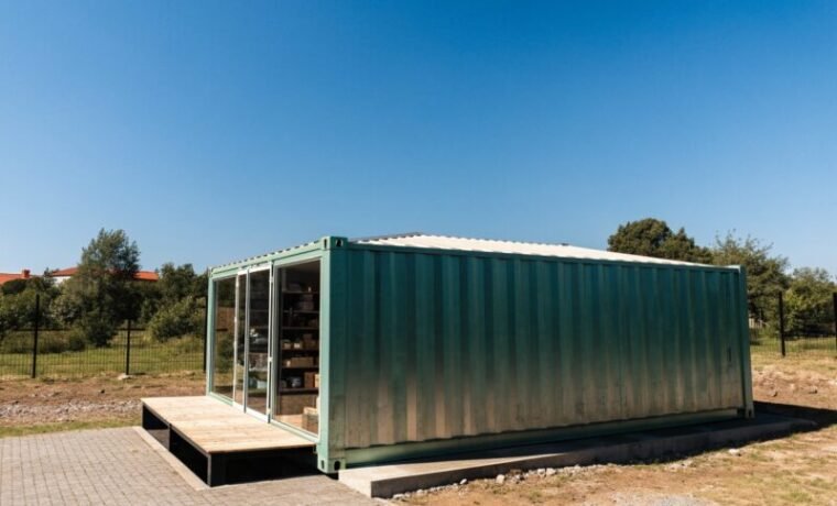 Projeto de contêiner personalizado oferecido pela lbcontainer.com.br com design modular e sustentável.