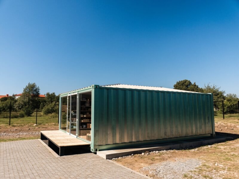 Projeto de contêiner personalizado oferecido pela lbcontainer.com.br com design modular e sustentável.